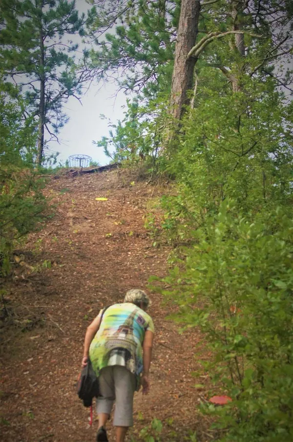 Chadron State Park: Hole 6 · Short approach, photo by Vern Lepine